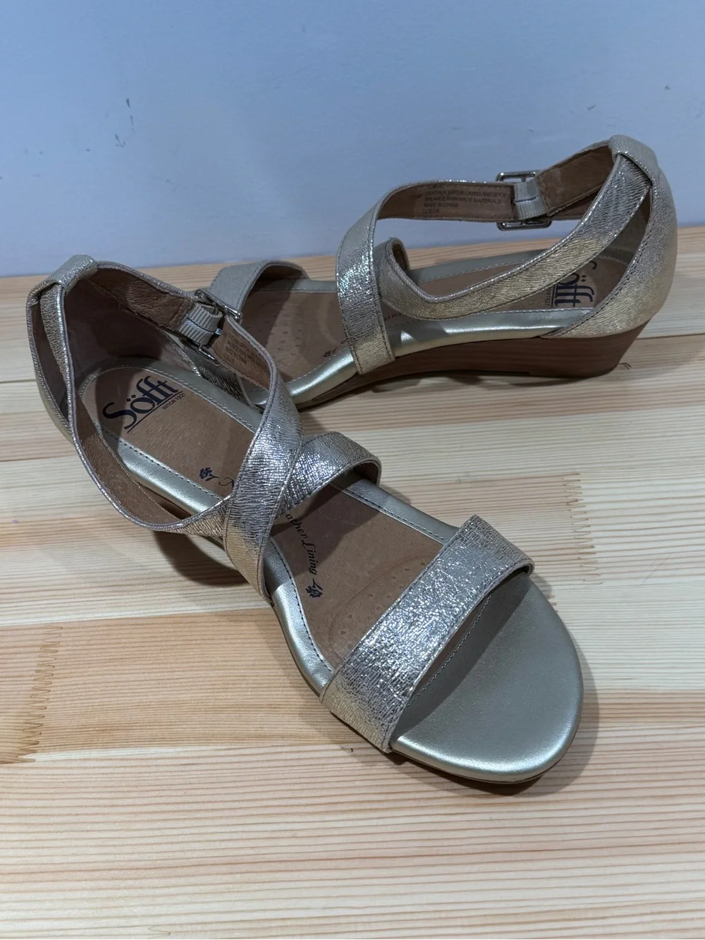 Söfft Metallic Champagne Gold Leather Low Wedge Sandals: 7.5 - Picture 3 of 11
